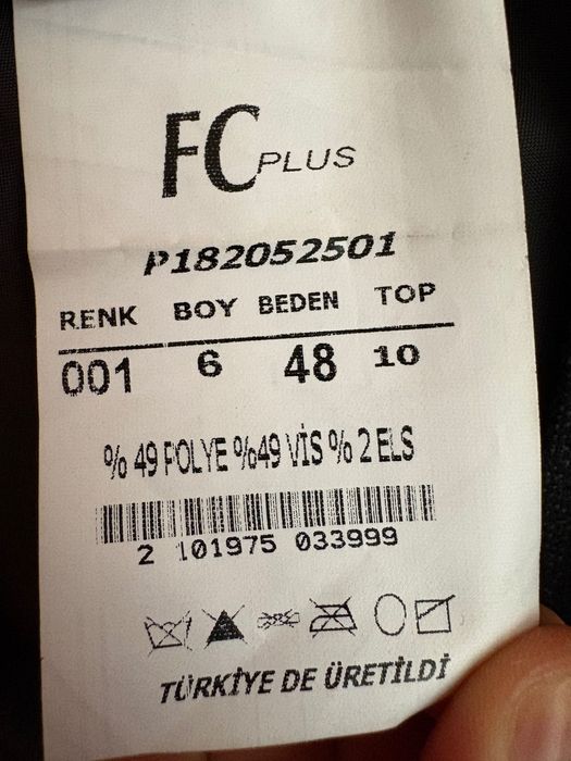 Само сега за 180 лв Мъжки черен кариран костюм размер С/М