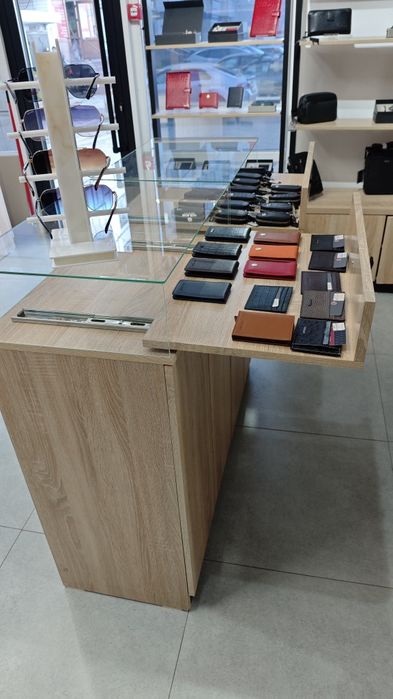 Срочно торговое оборудование и витрины