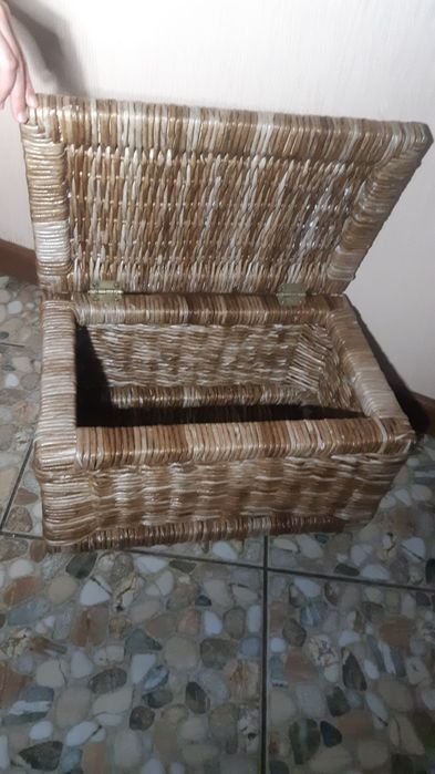 Сундук плетеный среднего размера