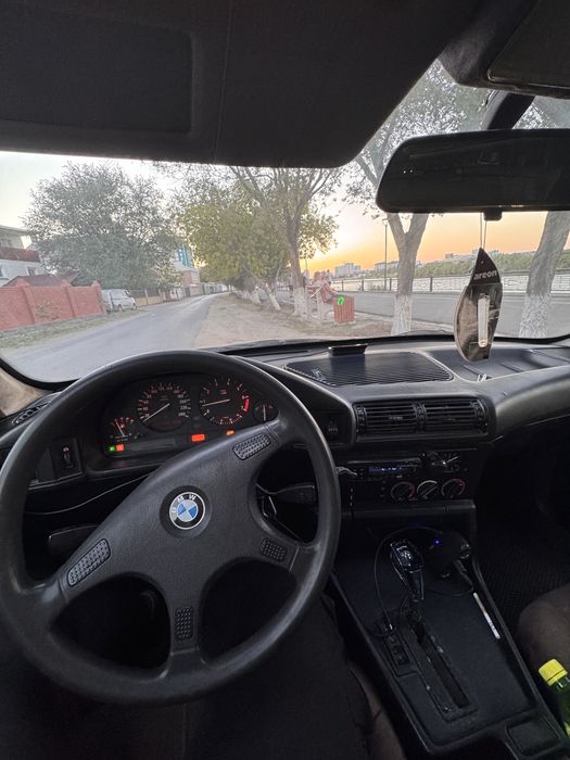 Автомобиль BMW 520I