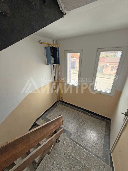 Продава гарсониера 40 м2. в центъра на гр. Нови пазар, САНИРАН жилищен блок. Нисък етаж.