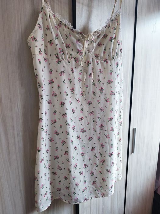 Рокля, много красива.