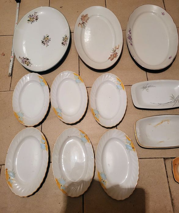 Продавам порцеланови и стъклени чинии и статуетки