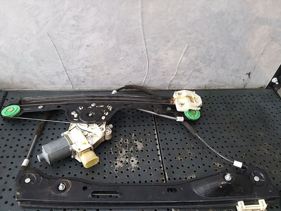 Macara cu motoras dreapta fata bmw seria 1 e87 7067796s 7138466e 0130822225