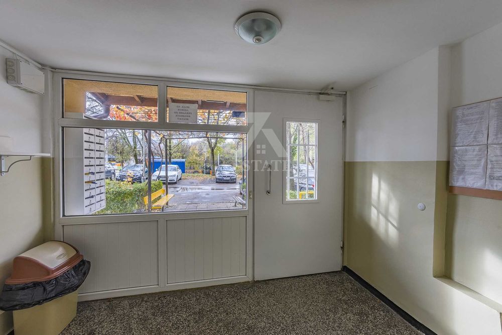 Продава се луксозен, 2- стаен апартамент в ж. кв. Младост 1