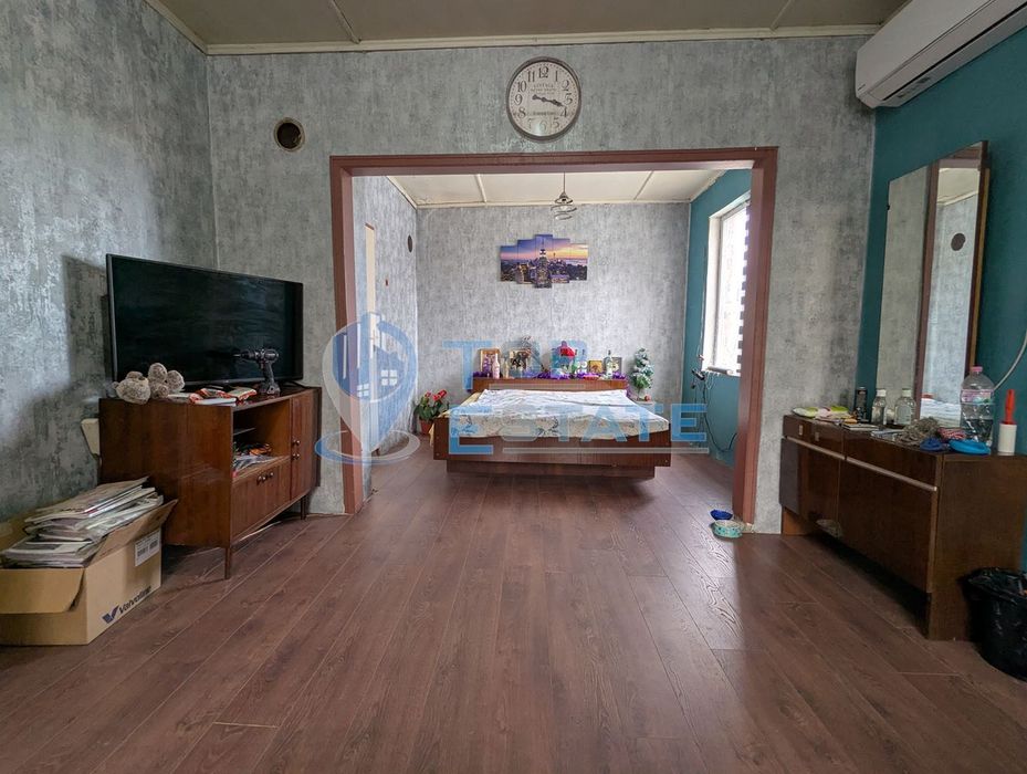 Двуетажна тухлена къща с голям двор в село Поликраище, област Велико