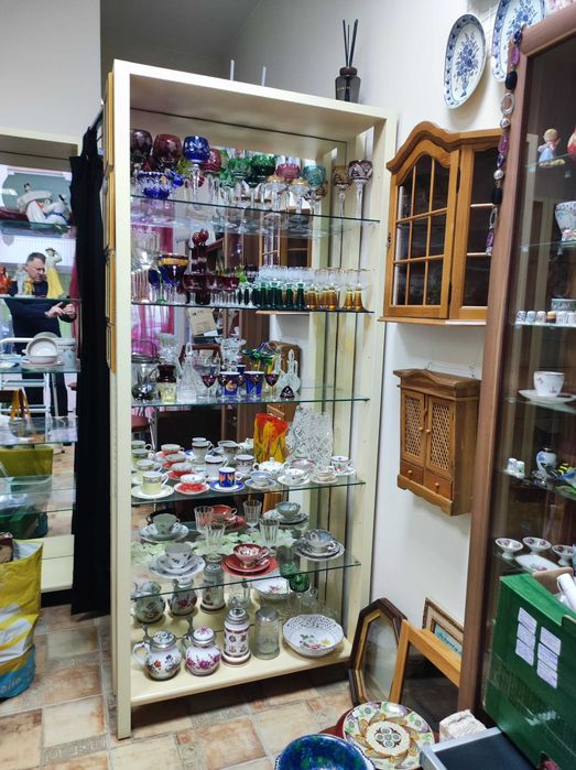 Витрина с огледало и стъклени рафтове