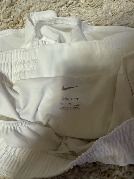 Pantaloni scurti albi Nike