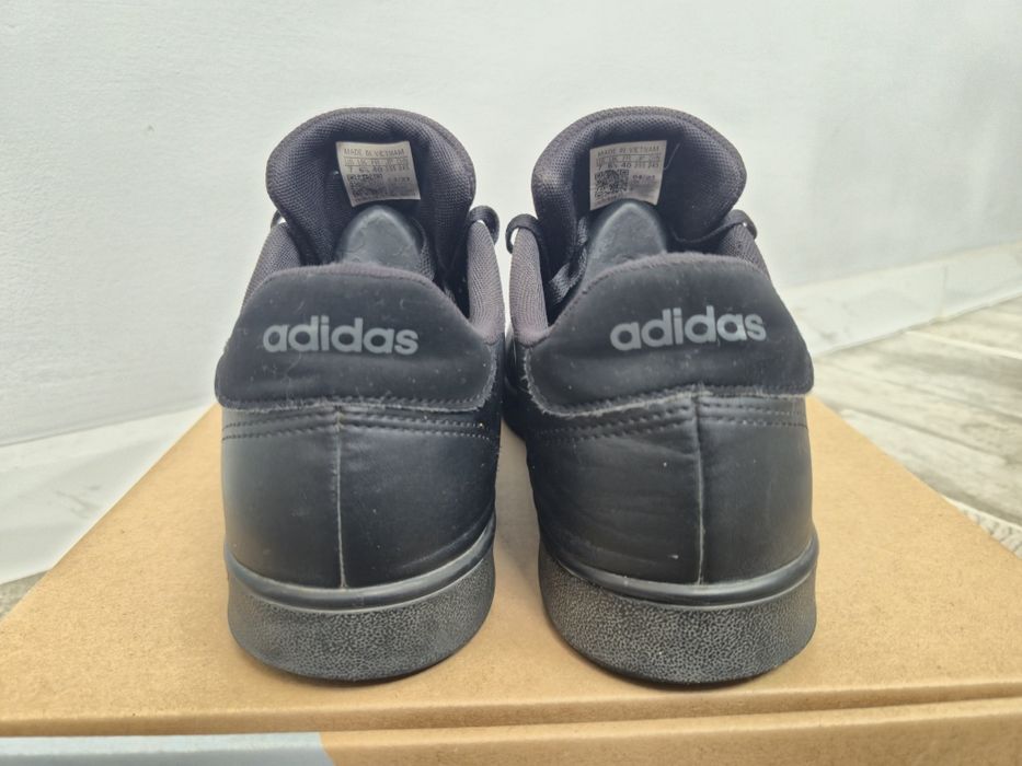 кроссовки — Adidas Advantage Base 2.0.