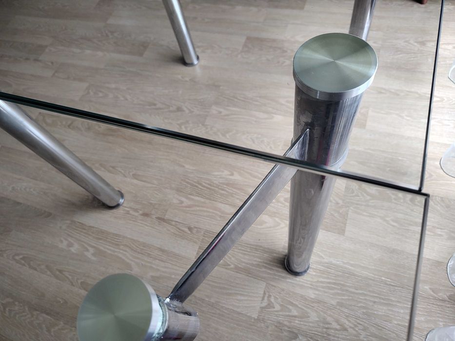 Стъклена трапезна маса