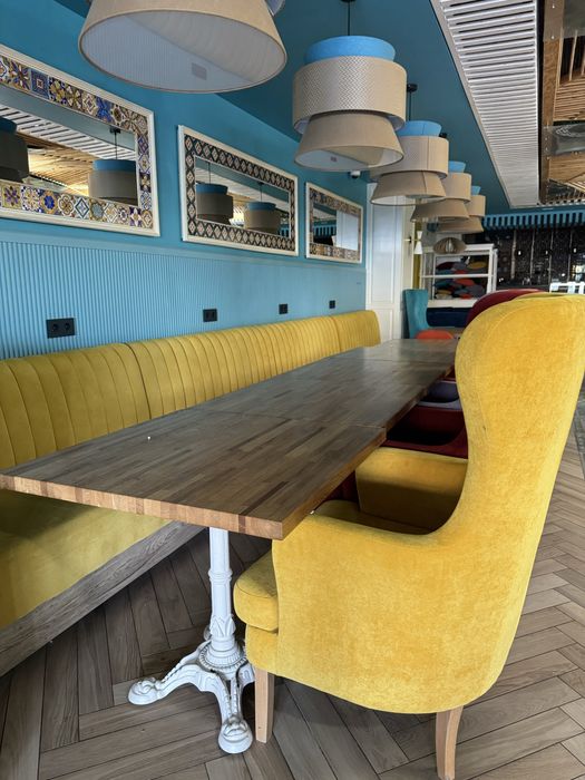 Стол, стулья, диван все для кафе