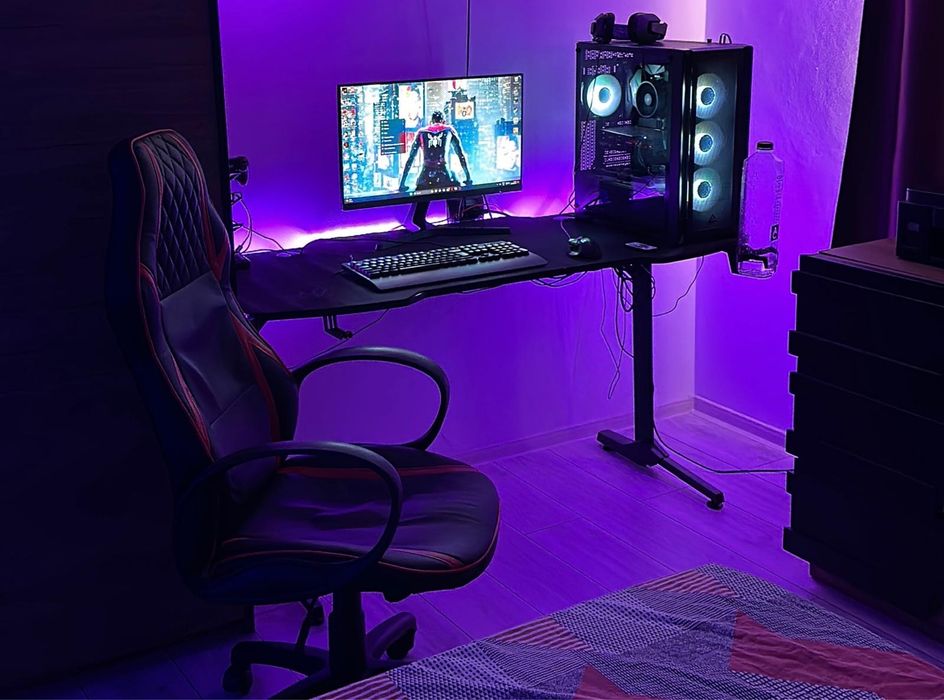Setup Gaming: Birou Arka Chairs (Fibră Carbon) + Scaun