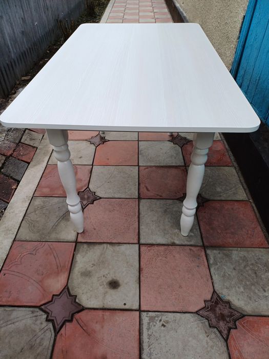 Продам стол кухонный.