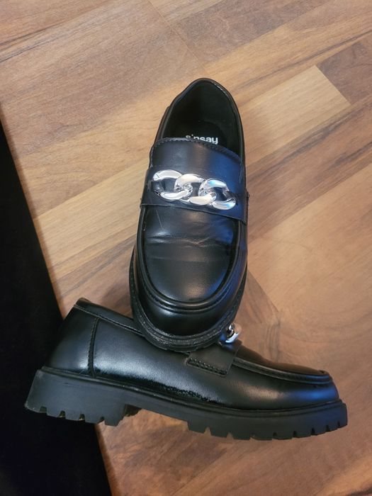 Pantaloni negrii eleganți și pantofi cu toc