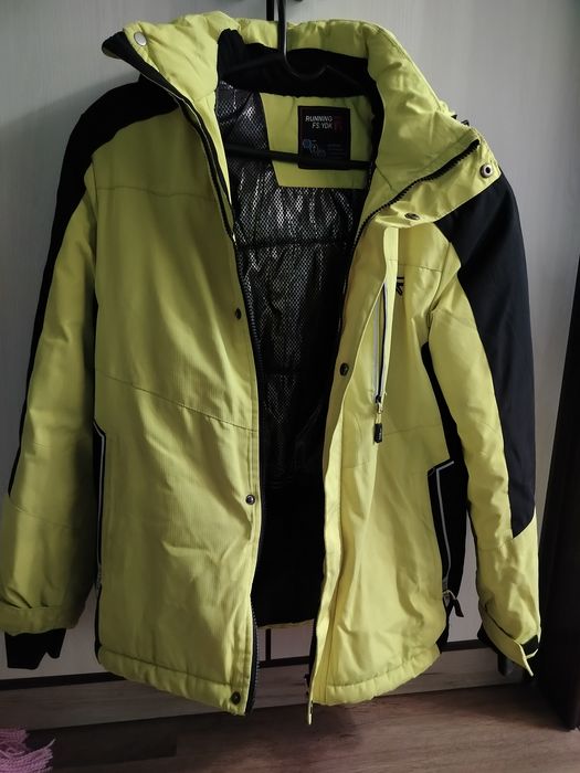 Яркая зимняя куртка