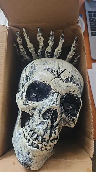 Joellfuner Комплект череп за Хелоуин, 2 ръце, 1 череп. LED декорация