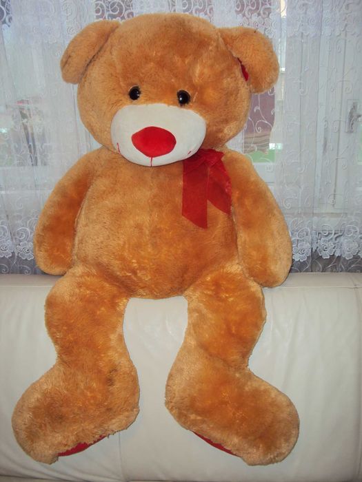 Плюшен голям мечок 114 см с червена панделка