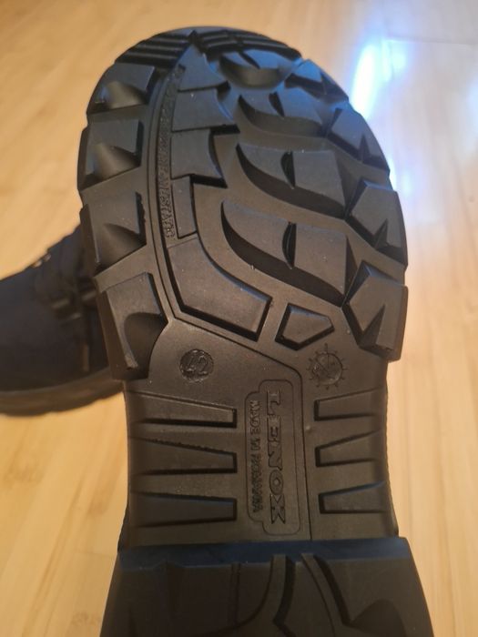 Ghete iarna, marimea 42 si geaca cu embleme marimea 60 II. Geaca se vi