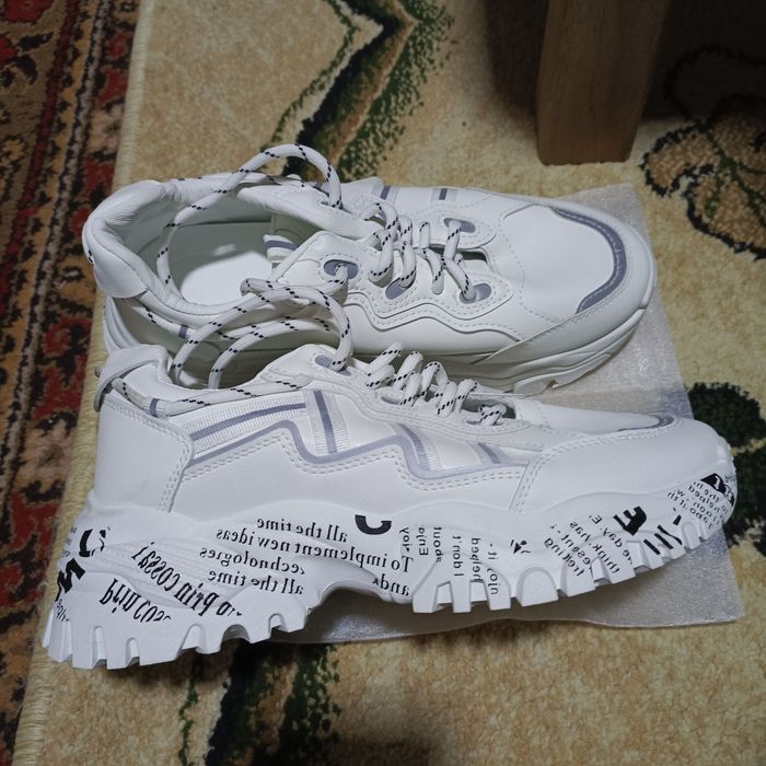 Кроссовка белого цвета