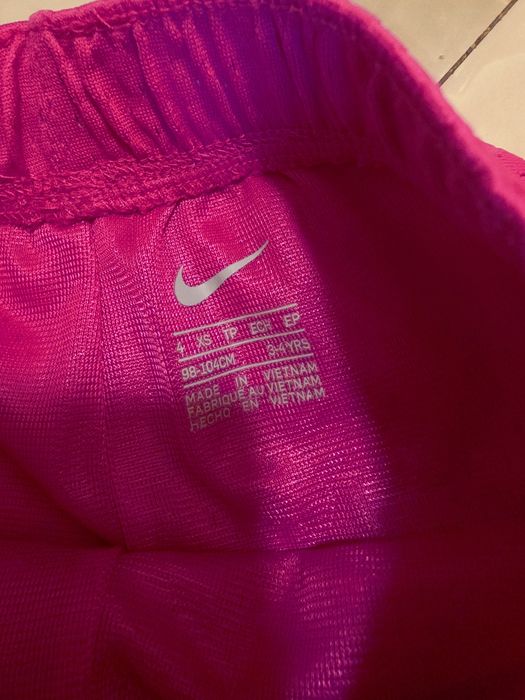 Pantaloni Nike mărimea 98-104 cm stare foarte bună
