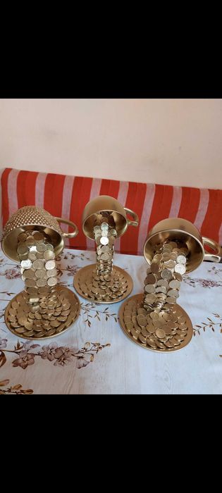 Чаша с пари,изработена със стотинки