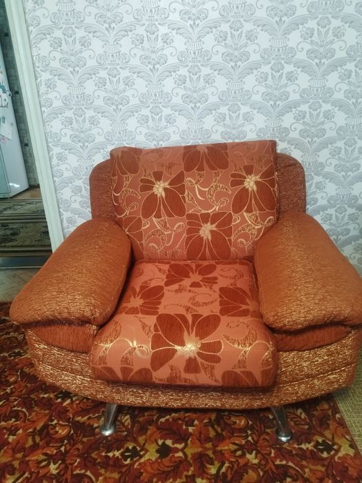 Диван  и 2 кресла б/у продам