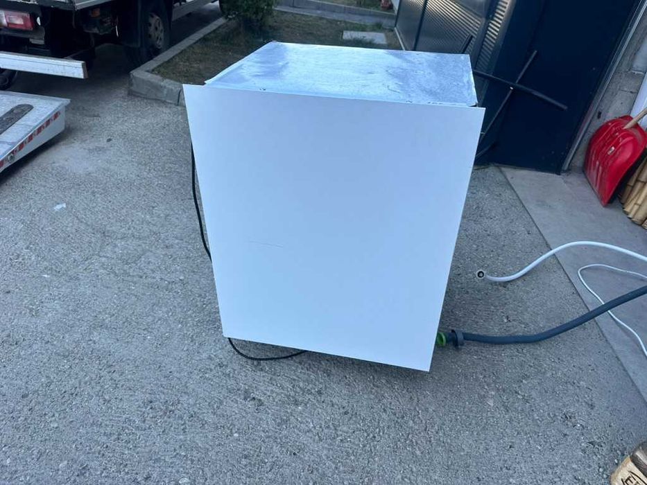 Вграден хладилник 82×60×55 – компактен, отлично състояние