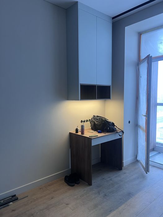 Навесной шкаф и стол