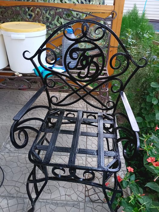 Продам кованые стулья