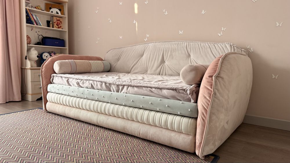 Милый диван-кровать для девочки.