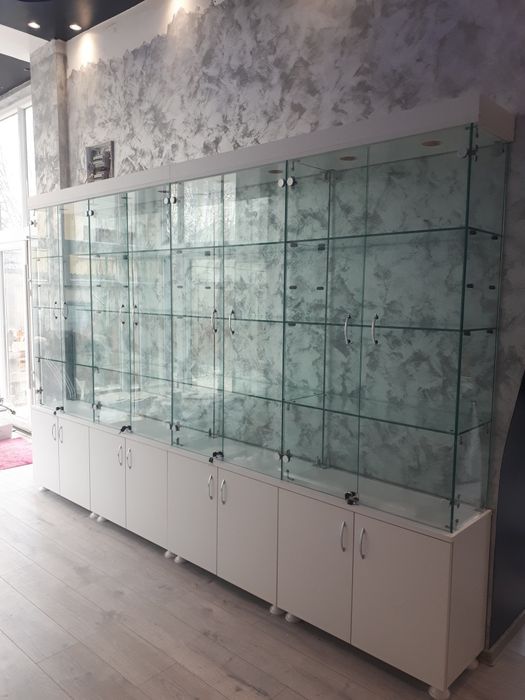 Vitrine expoziționale pentru magazine muzee, bijuterii, parfumerii,GSM – producator