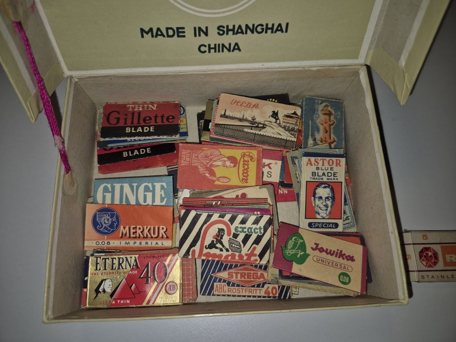 Colectie de ambalaje si lame de ras retro