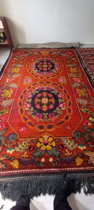 Кавёр ручнои көне кілем