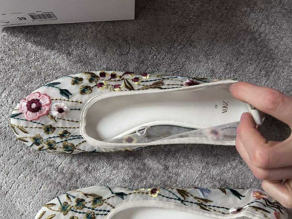 Модерни дамски балеринки на Zara