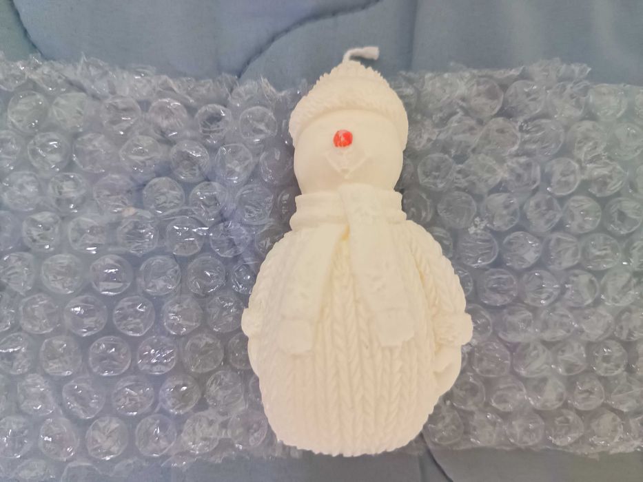 Три свещи с формата на зайче, мида и снежен човек