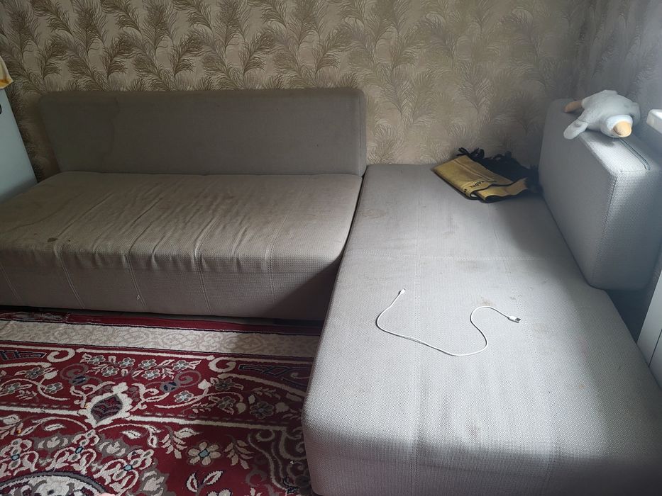 Продам мягкий уголок с подушками +2 тумбы