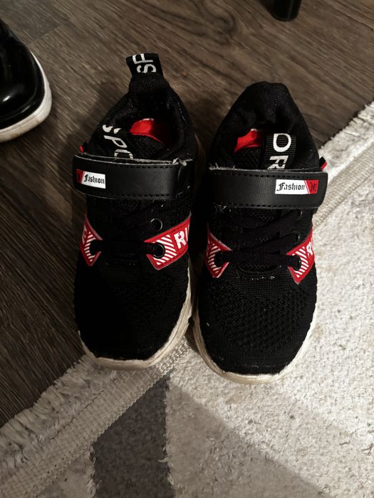 Продам кроссовки на мальчика