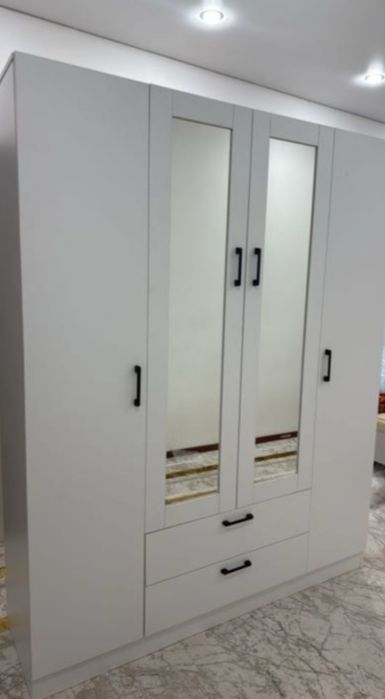 Шкаф с зеркалом продам