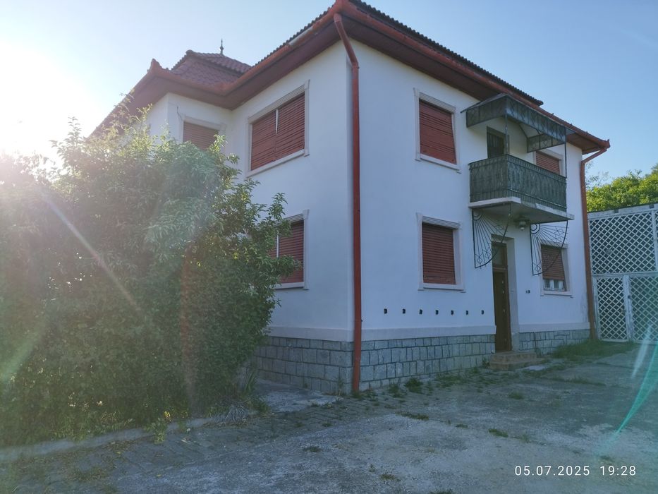 Vând casă mare tip vila