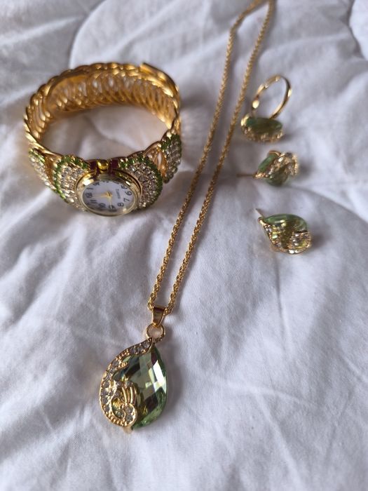 Нов комплект  ,състоящ се от часовник,обечки и пръстен