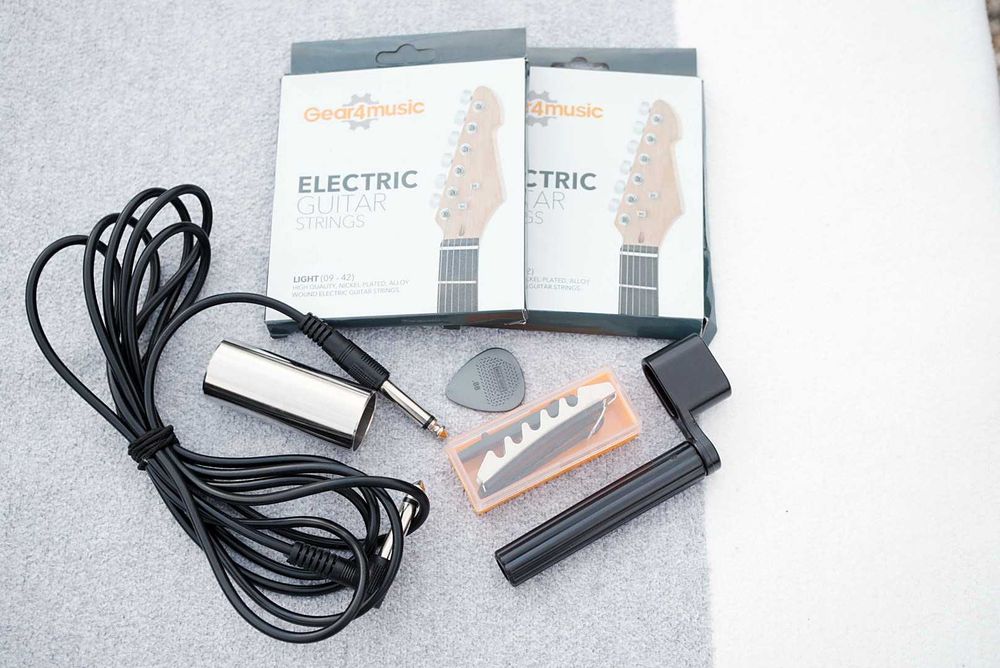 Chitară electrică Gear4music LA albă Stratocaster + husă + accesorii