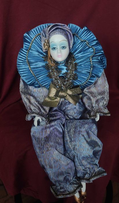 Порцеланова кукла със стойка