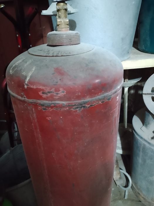 Газ балон,ссср две штуки состояние хорошее!!