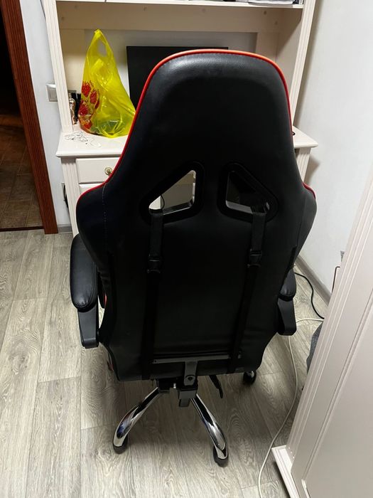 Игровое кресло и наушники