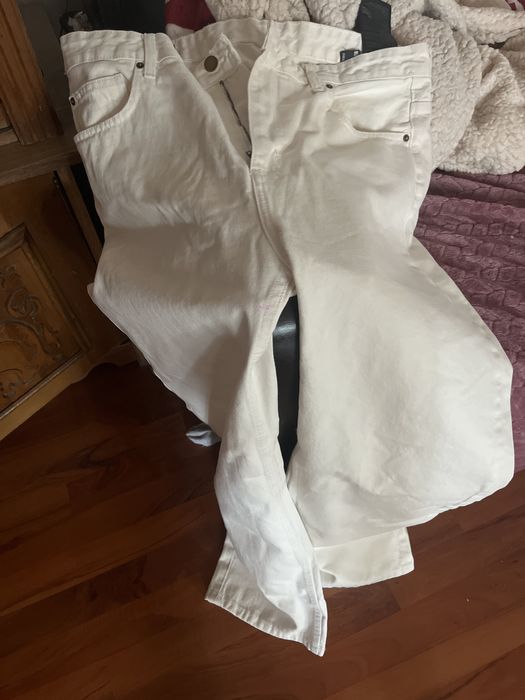 Vand blugi baggy fit cumparati din bershka, nepurtati, masura 44 ( ii vand pentru ca i am primit cadou si nu ma cuprind), 0772281641, apel aici