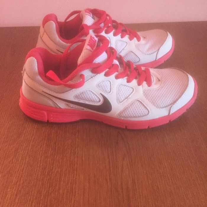 Adidași Nike Revolution