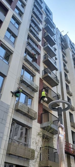 Мойка фасада, утепление фасада, украшение фасада, козырьки, Альпинисты