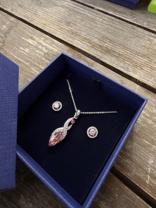 Swarowski комплект обеци и колие