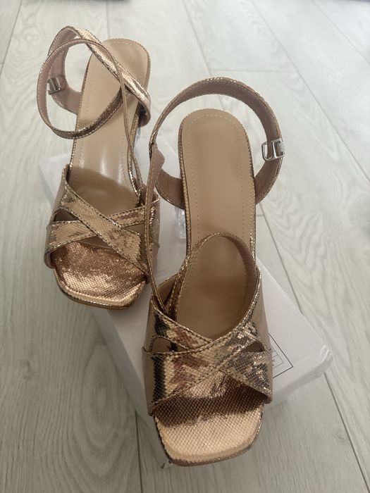 Сандали със стъклен ток " страхотни"