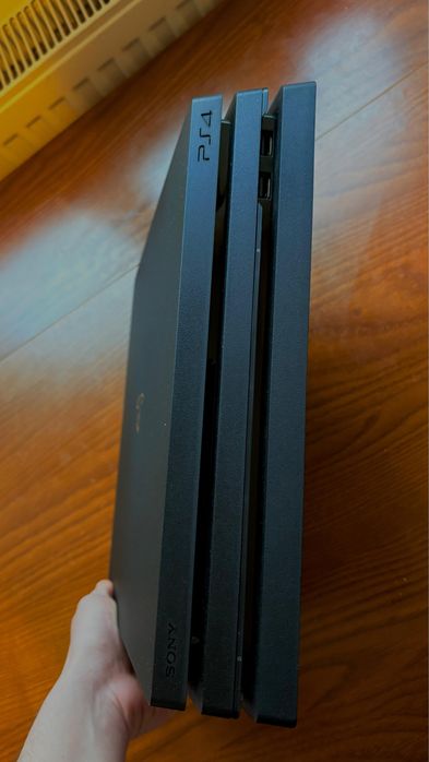 Playstation 4 PRO 1tb - 2 controllers